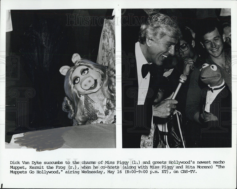 1979 Press Photo Dick Van Dyke greeting muppets Ms. Piggy and Kermit the Frog - Historic Images