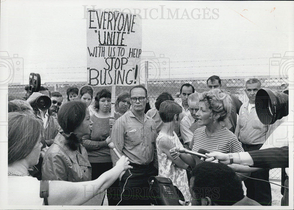 1971 Press Photo Irene McCabe telling picketers to leave - Historic Images