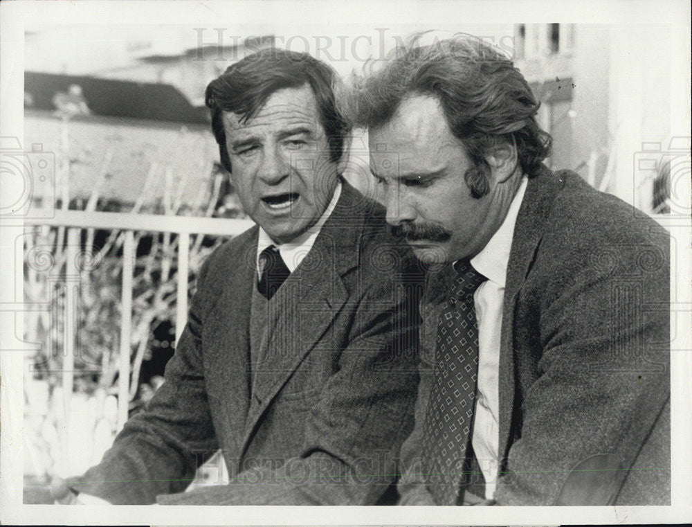 1975 Press Photo Walter Matthau and Bruce Dern in &quot;The Laughing Policeman&quot; - Historic Images