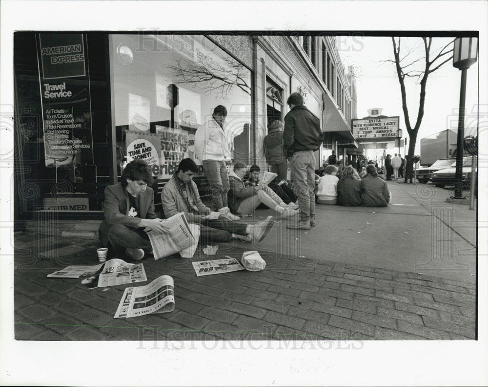 1987 Press Photo Lined Up for Concer - Historic Images