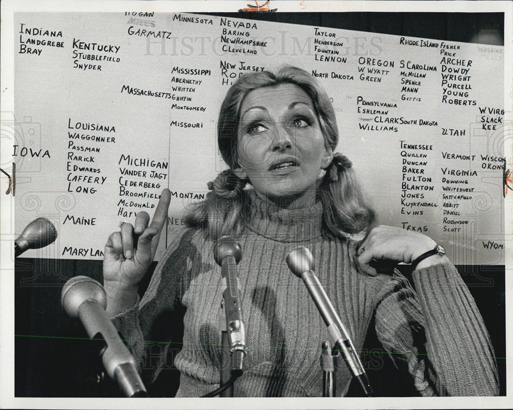 1972 Press Photo Irena McCabe at Press Conference - Historic Images