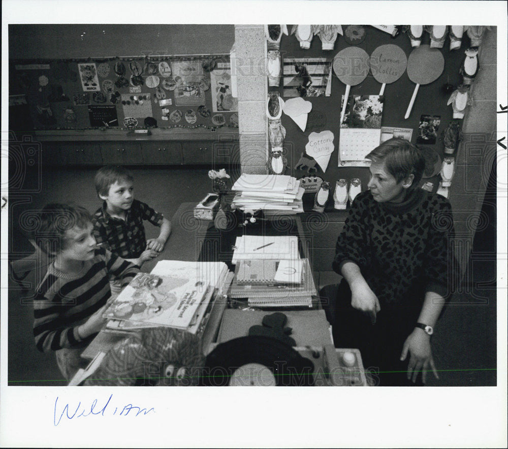 1988 Press Photo Teacher talks with students - Historic Images