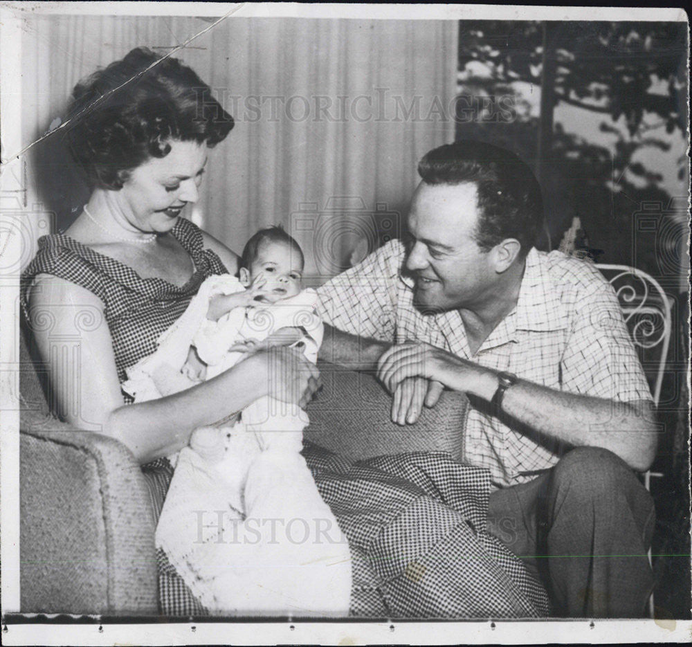 1954 Press Photo Mr. and Mrs  Van Heflin with son - Historic Images