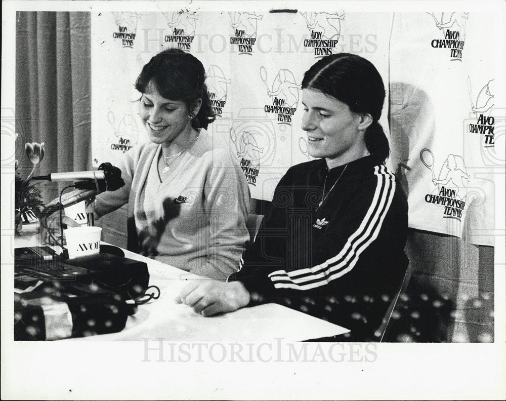 1981 Press Photo Susan Mascarin and Barbara Potter at the Avon Cobo Arena - Historic Images