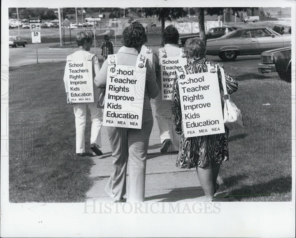 1978 Press Photo Pickets Pontiac School - Historic Images