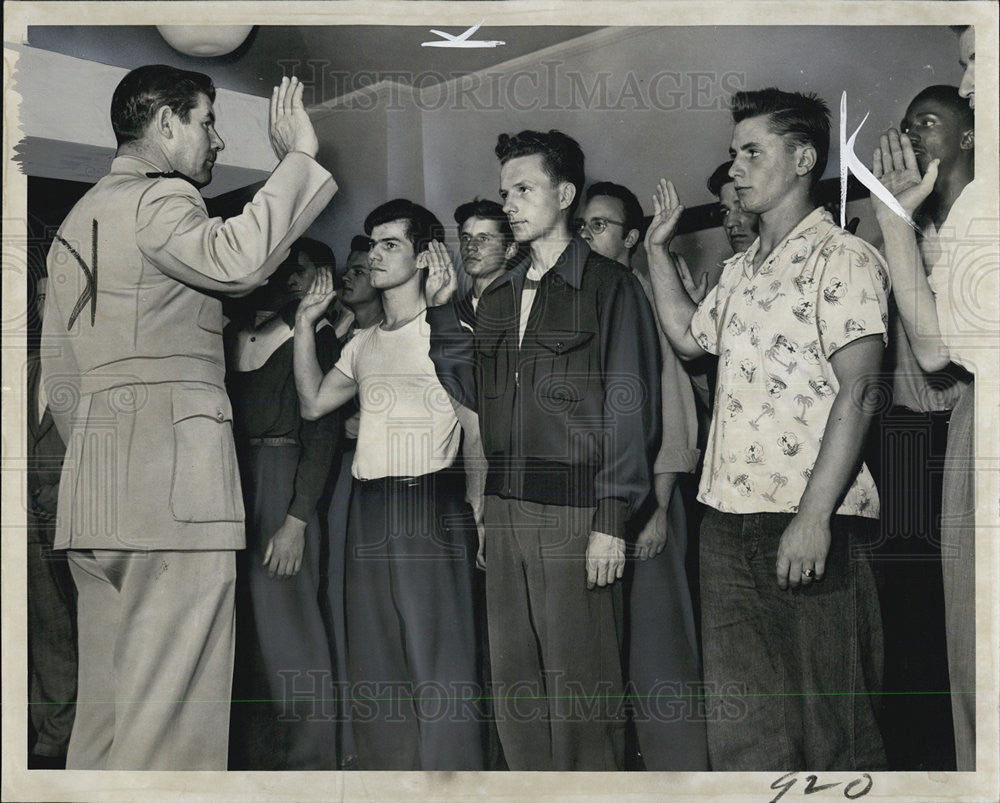 1950 Press Photo Lt. Robert A. Davis swearing in Gerald Walker &amp; other recruits - Historic Images