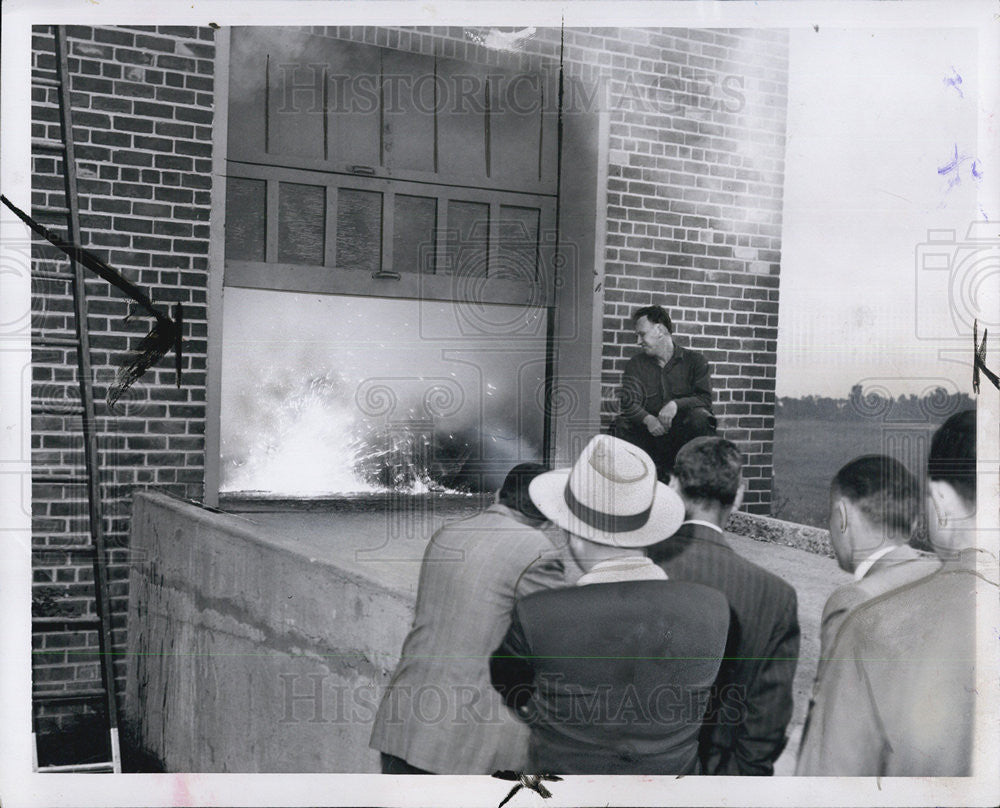 1952 Press Photo Civilian Defense Demonstration On Incendiary Bombs - Historic Images