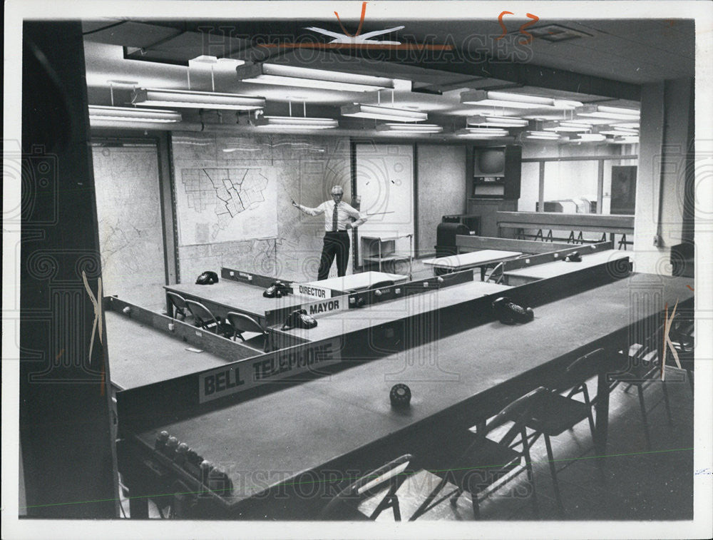 1971 Press Photo  Paul Schafer Civil Defense Control Center - Historic Images