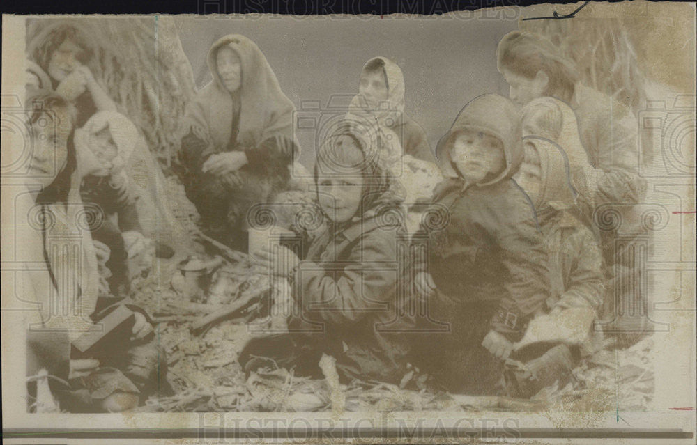 1967 Press Photo Children Try to Keep Warm After Yugoslav Earthquake - Historic Images