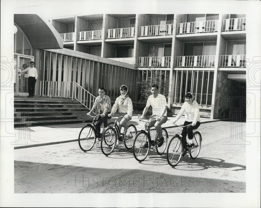 1969 Press Photo Bikers Ride through Illinois Beach State Park on Lake Michigan - Historic Images