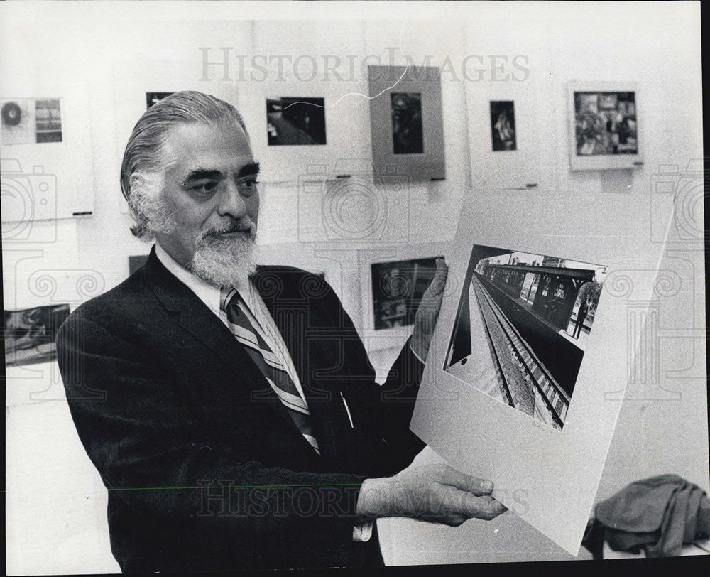 1971 Press Photo Mike Alexandroff President of Columbia College Holds Photo - Historic Images