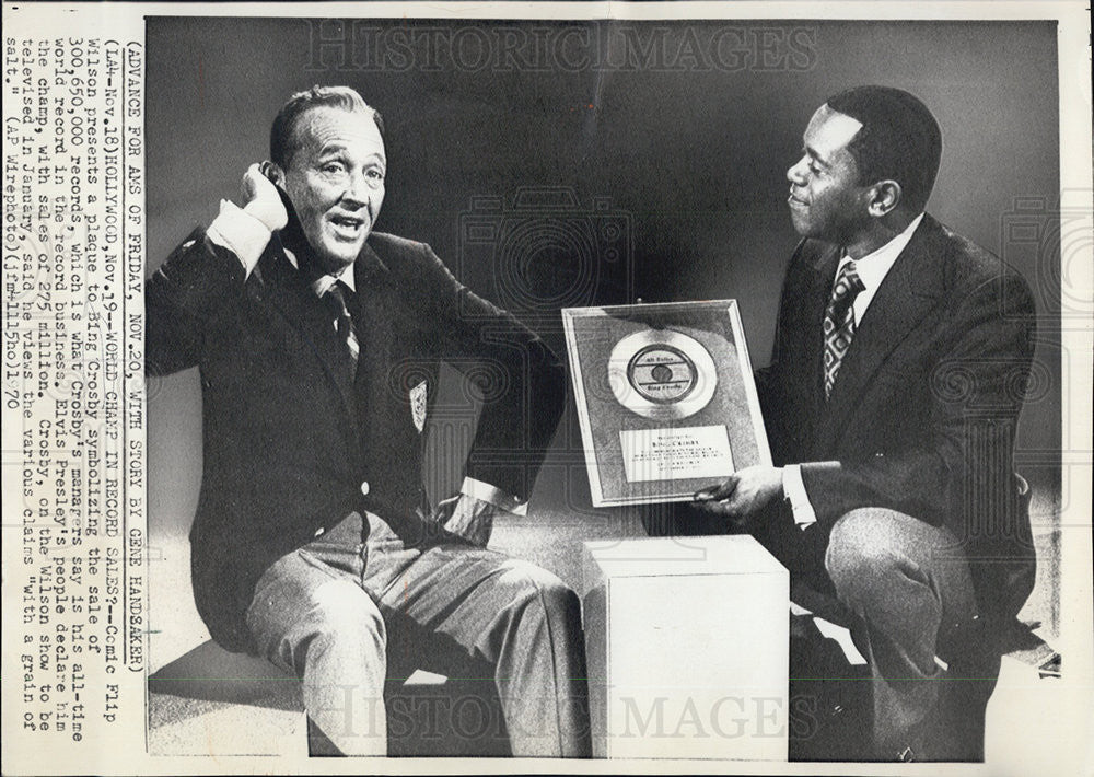 1970 Press Photo Bing Crosby Accepts Plaque Being World Champ in Record Sales - Historic Images