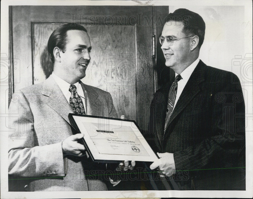 1949 Press Photo Randolph  A. Hearst receives award from Iver C. Larsen - Historic Images