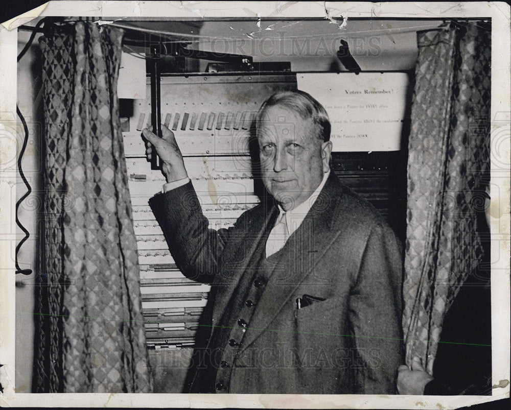 1951 Press Photo Mr. Hearst casts vote in recent National Election - Historic Images