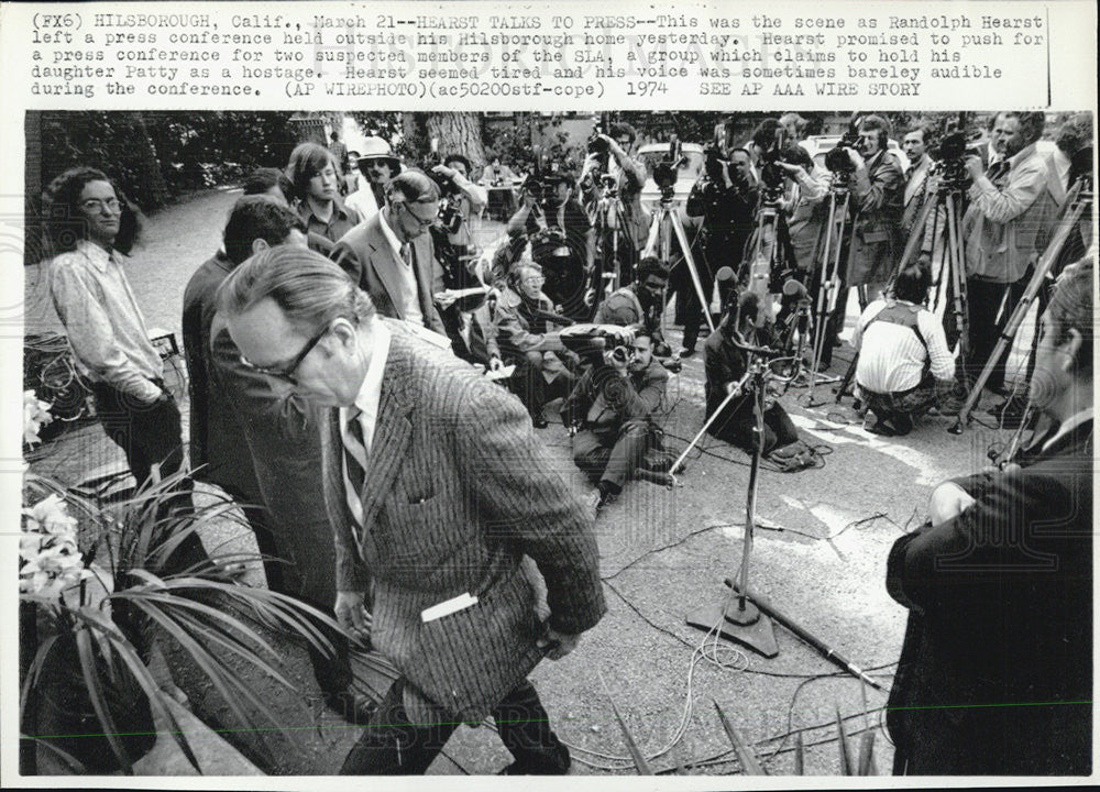 1974 Press Photo Hearst Talks to Press Hillsborough California - Historic Images