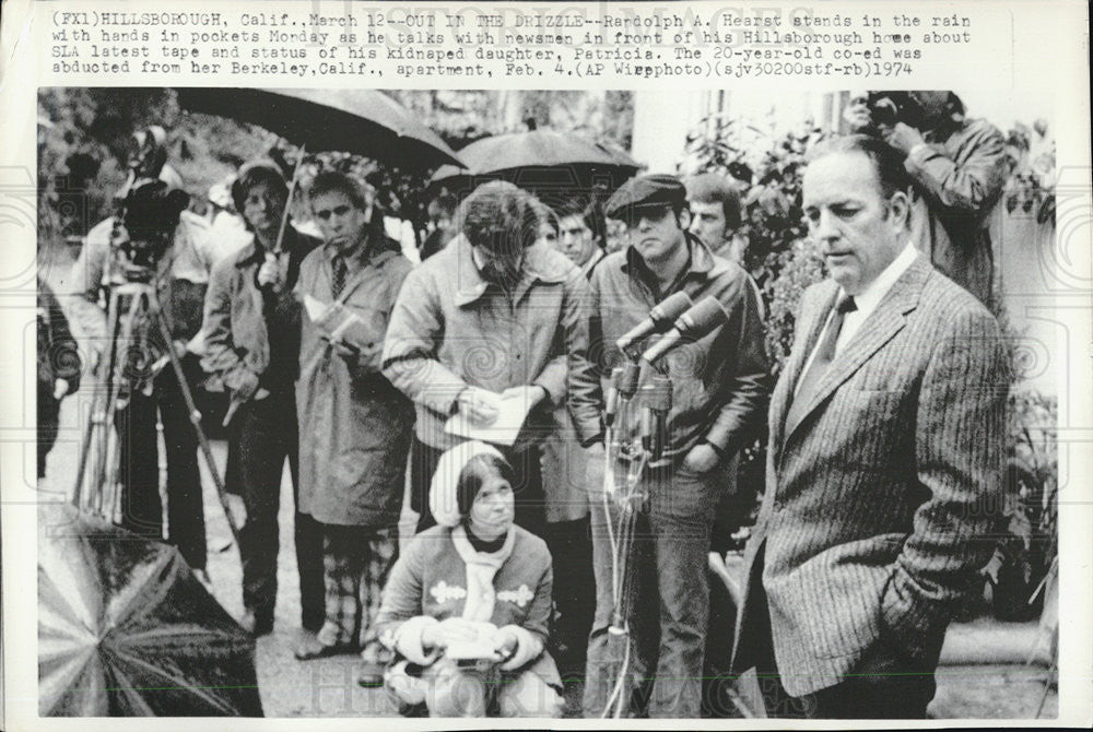 1974 Press Photo Randolph A. Hearst Stands in Rain Talking to Newsmen California - Historic Images