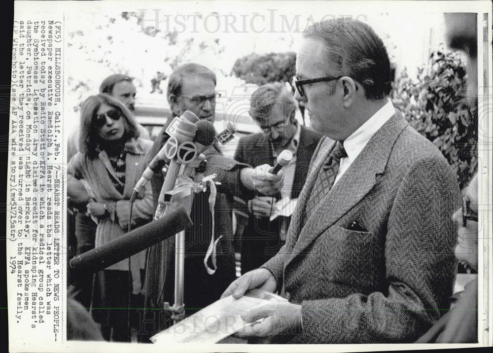 1974 Press Photo Randolph Hearst reading letter from daughters kidnappers - Historic Images