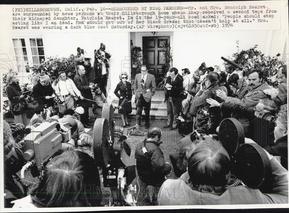 1974 Press Photo Mr. &amp; Mrs. Randolph Hearst Surrounded by News Reporters - Historic Images