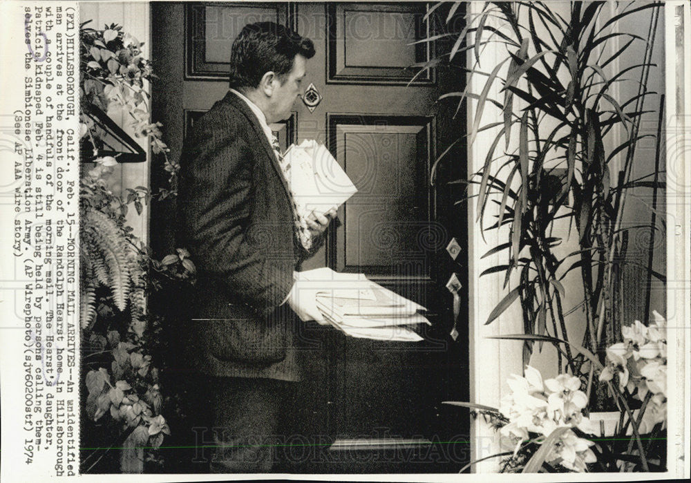 1974 Press Photo Man delivering mail to the Hearst home - Historic Images