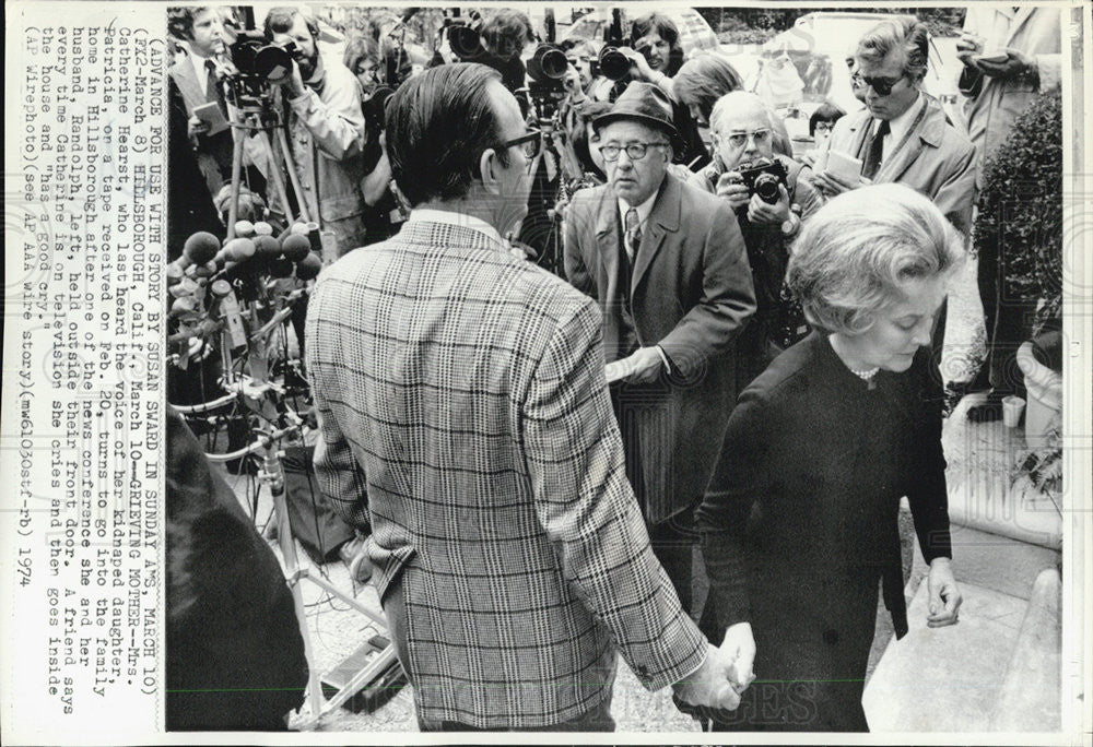 1974 Press Photo Mrs. Catherine Hearst going into home - Historic Images