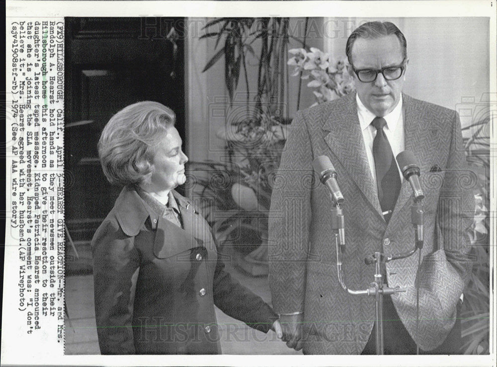 1974 Press Photo Mr. And Mrs. Randolph Hearst at conference about daughter - Historic Images