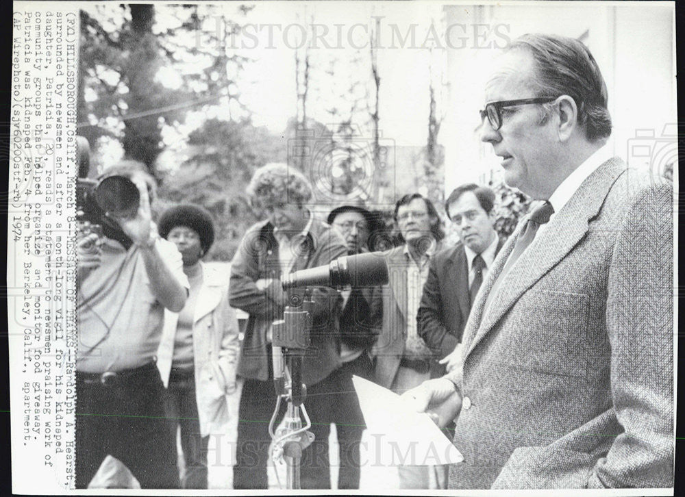 1974 Press Photo Randolph A. Hearst at conference for daughter. - Historic Images