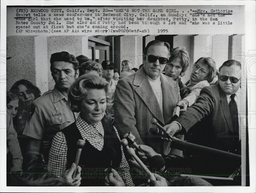 1975 Press Photo Mrs. Hearst speaking about imprisoned daughter - Historic Images