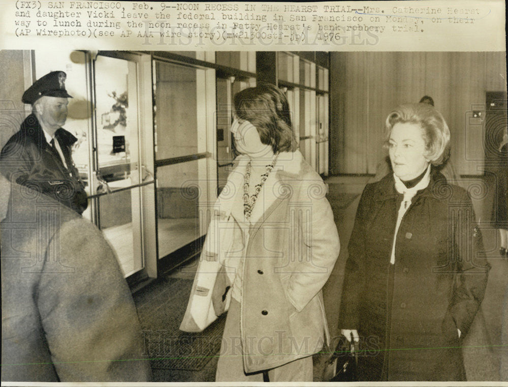 1976 Press Photo Mrs. Hearst and daughter Vicki  leaving Federal building - Historic Images