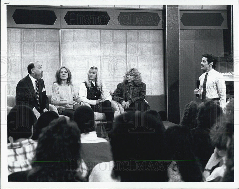 1991 Press Photo Geraldo Rivera Speaks to Crowd - Historic Images