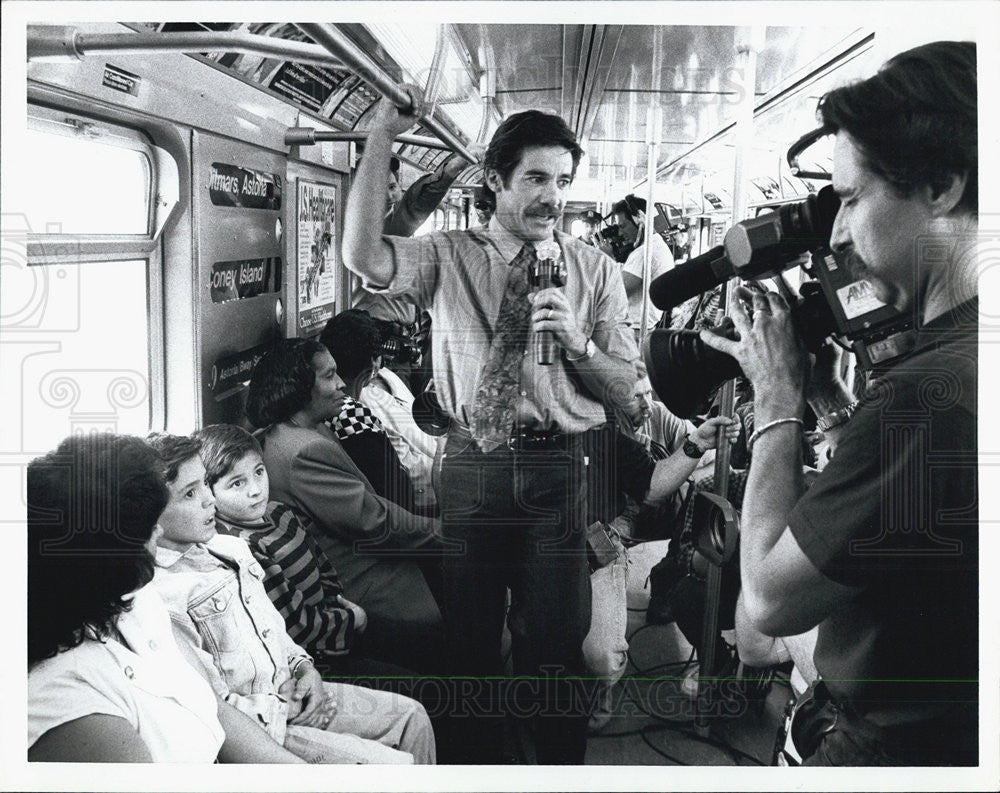 1991 Press Photo Geraldo Rivera Speaks on Subway - Historic Images