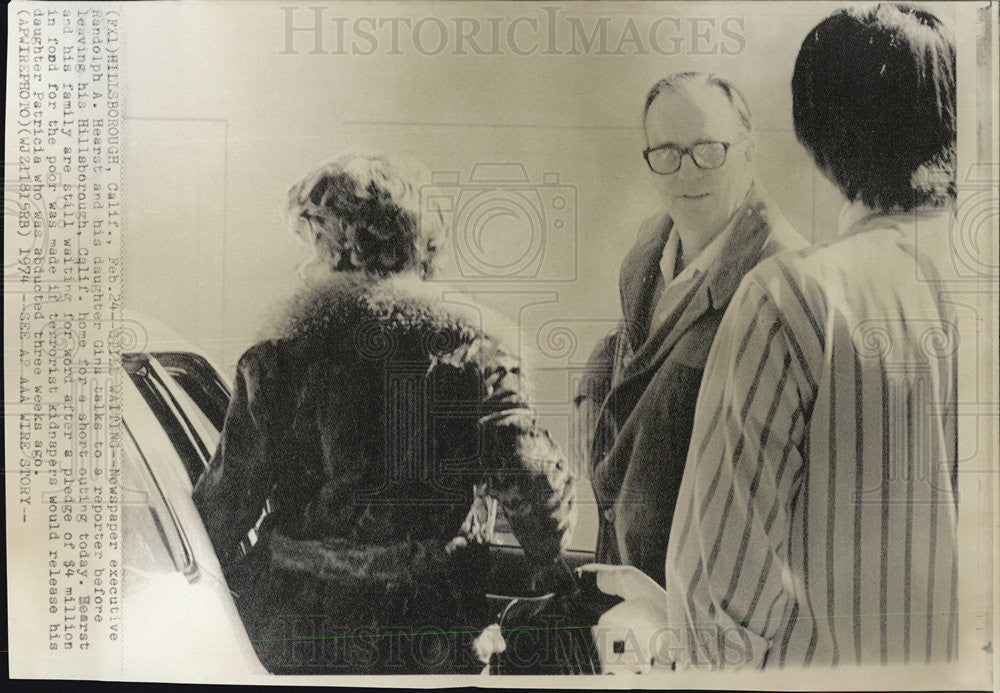 1974 Press Photo Randolph A. Hearst and Daughter Gina talk to Reporter - Historic Images