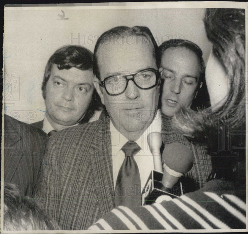 1975 Press Photo Randolph A. Hearst Talks to Reporters - Historic Images