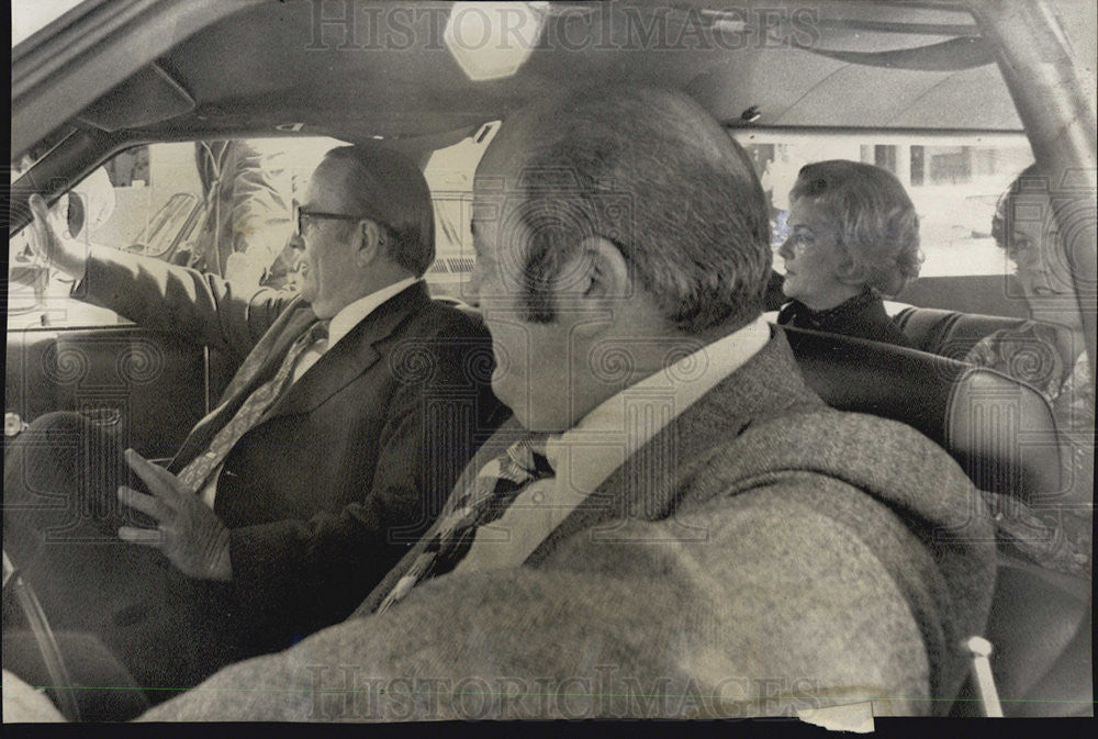 1975 Press Photo Randolph Hearst and Catherine Hearst leaving trial. - Historic Images