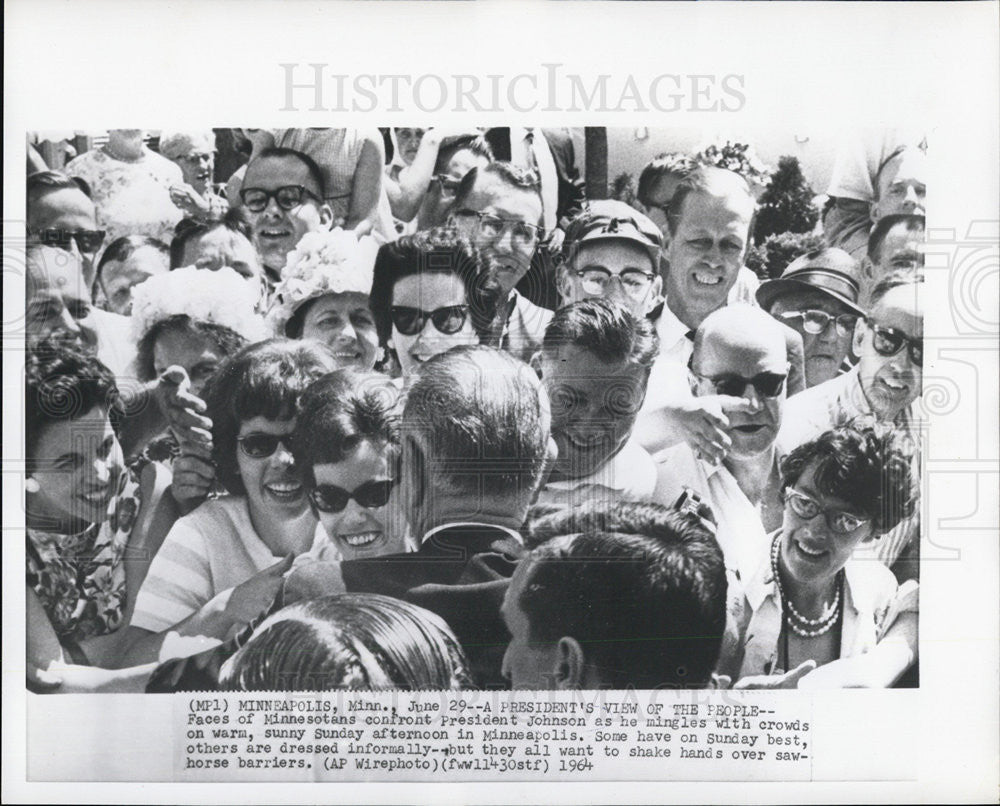 1964 Press Photo President Johnson greeting public - Historic Images