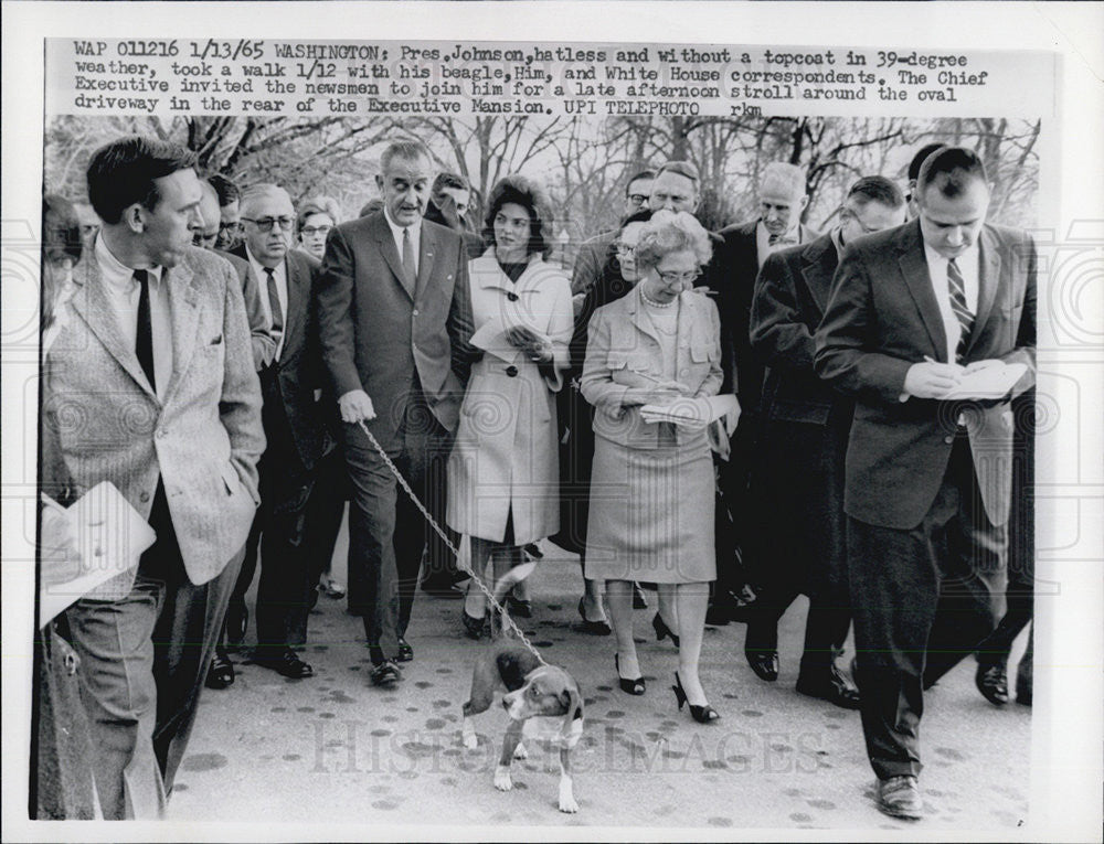 1965 Press Photo President Johnson Walks Dog In Washington - Historic Images