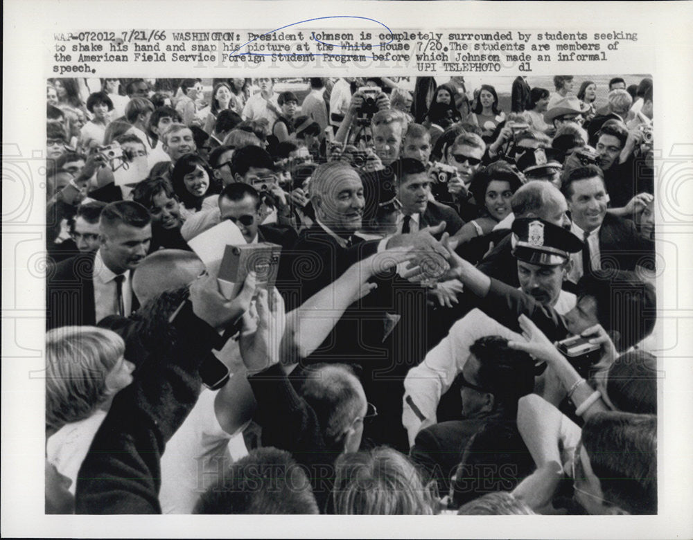 1966 Press Photo Pres Johnson w/ the members of the American Field Service Foreign Student Program - Historic Images