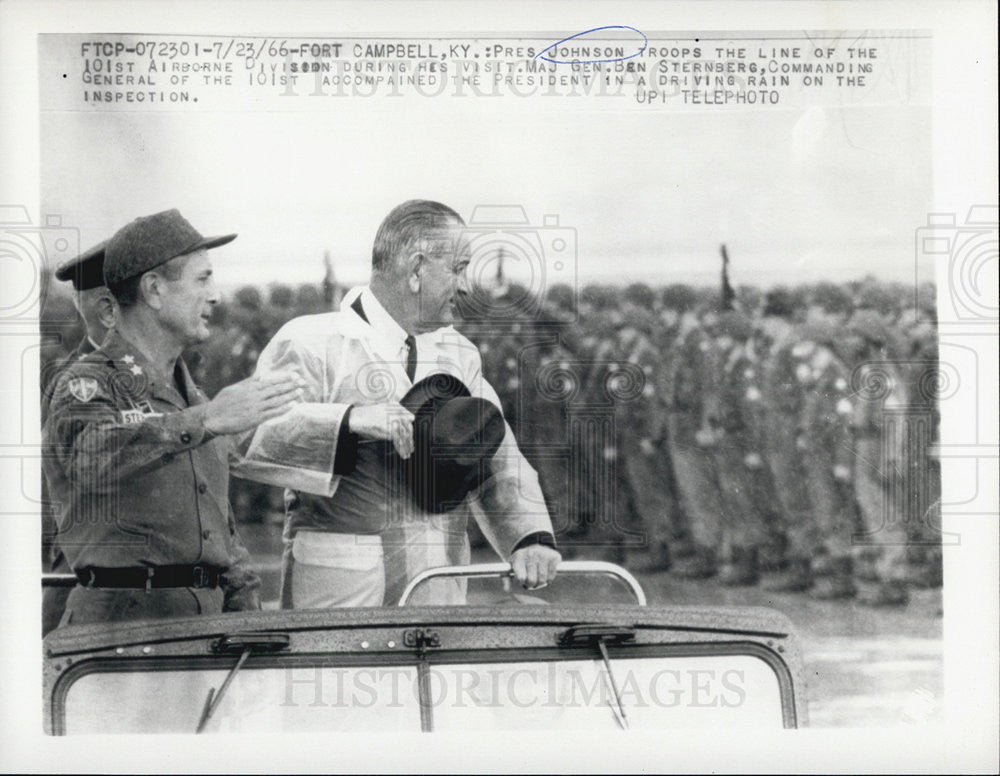 1966 Press Photo President Lyndon B. Johnson greeting the 101st Airborne - Historic Images