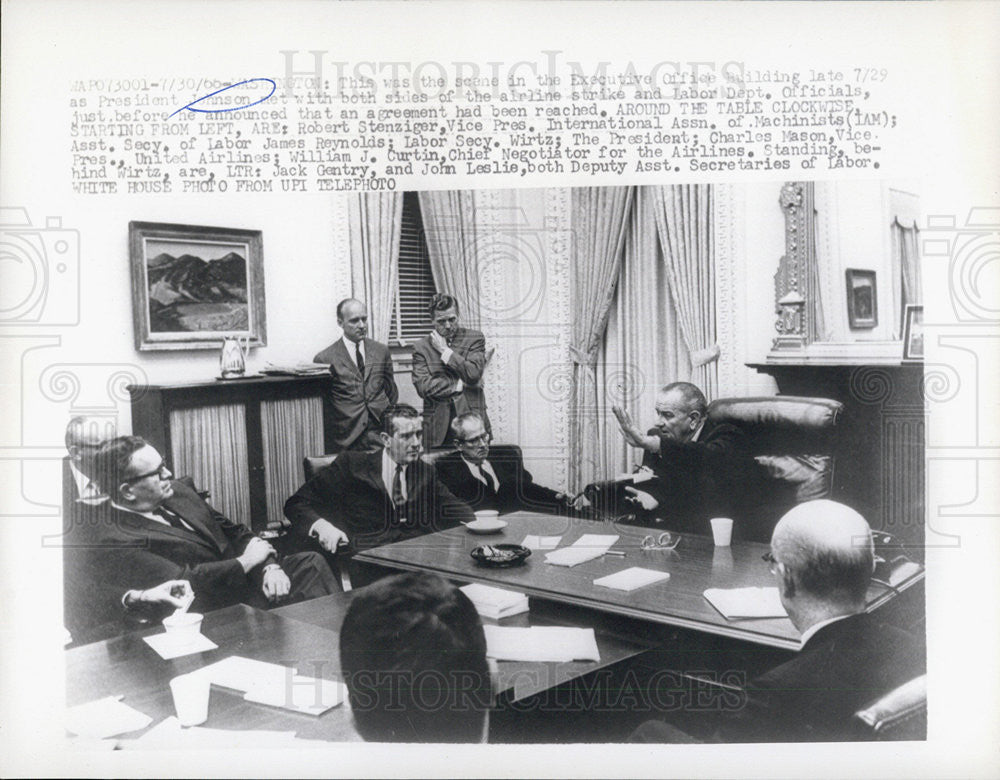 1966 Press Photo Pres Johnson meeting w/ the rep of Airline company &amp; Labor Dept official - Historic Images