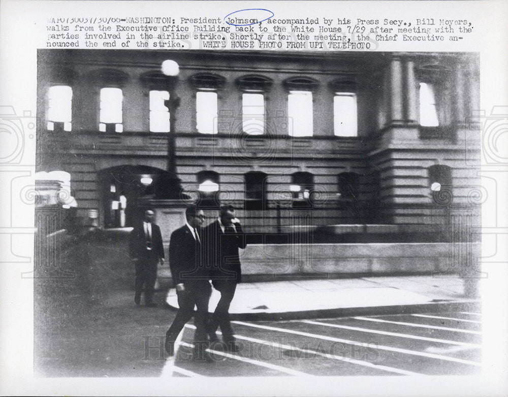 1966 Press Photo  Pres Johnson w/ Press Sec Bill Moyers stepping out of the Executive office - Historic Images