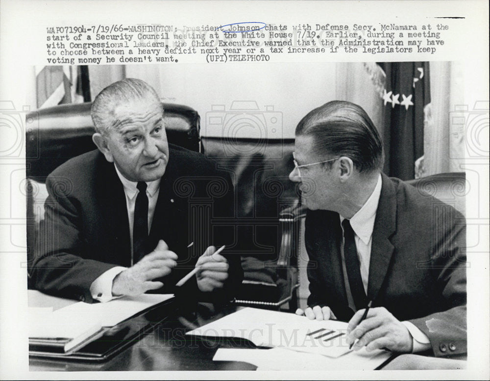 1966 Press Photo  Pres Johnson w/ Defense Sec McNamara at the White House - Historic Images