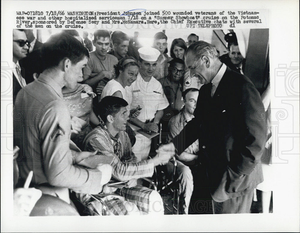 1966 Press Photo  Pres Johnson w/ the wounded soldiers of the Vietnam War - Historic Images