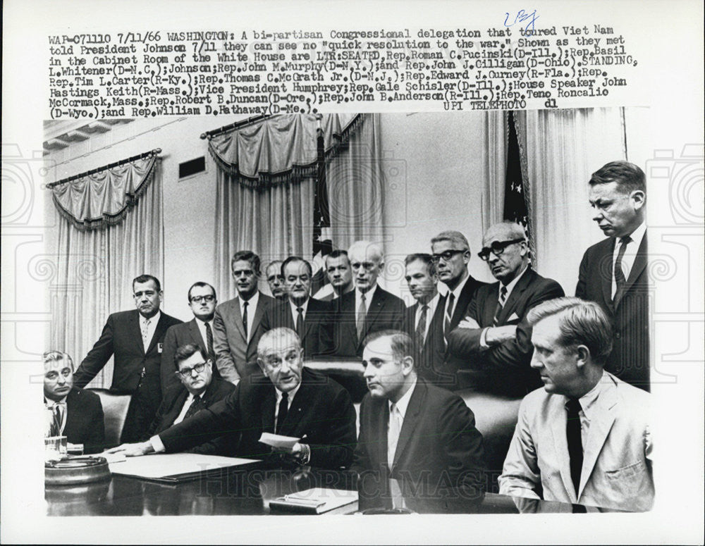 1966 Press Photo  Pres Johnson w. a bi-partisan Congressional delegation - Historic Images