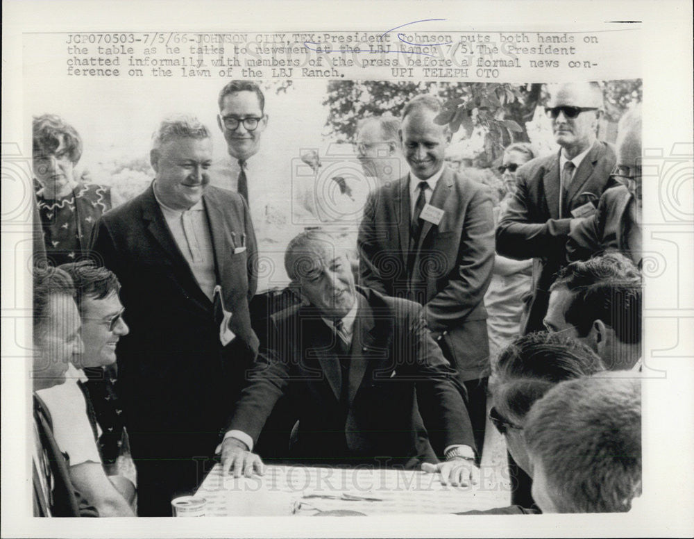 1966 Press Photo  Pres Johnson at a press conference at his LBJ ranch - Historic Images