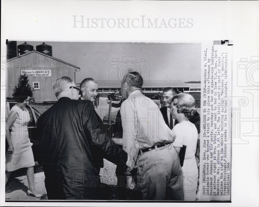 1966 Press Photo  Pres Johnson  greeted by farmer Woodrow Diehl at his farm - Historic Images