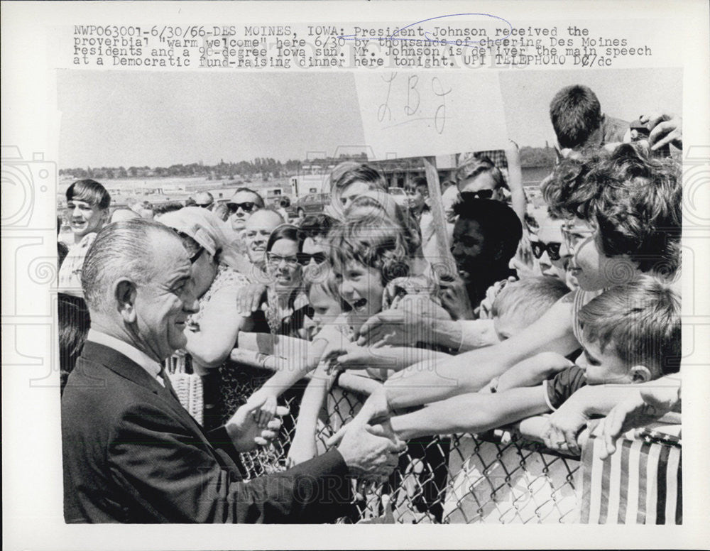 1966 Press Photo Pres Johnson welcomed by Des Moines residents upon his arrival at the airport - Historic Images