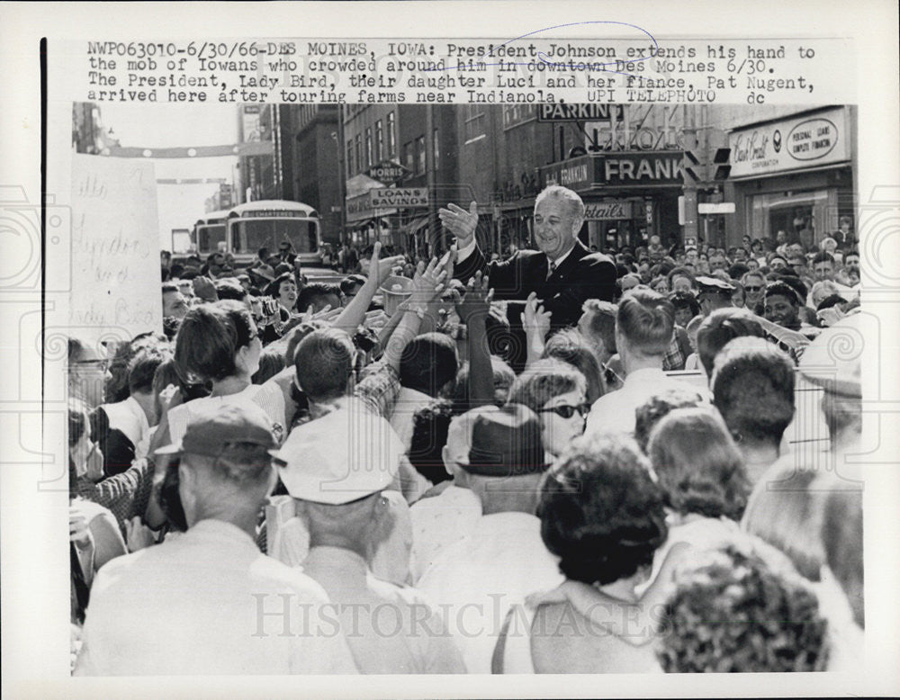 1966 Press Photo Pres Johnson welcomed by Des Moines residents - Historic Images