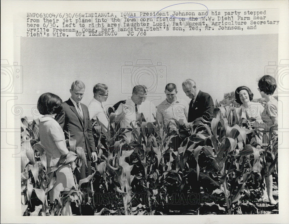 1966 Press Photo Pres Johnson &amp; party at a corn field at Diehl farm - Historic Images