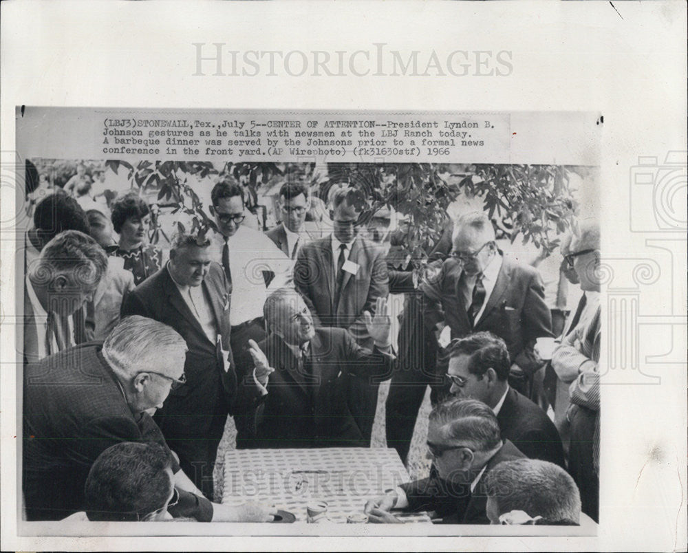 1966 Press Photo Pres Johnson at a press conference at his LBJ farm in Texas - Historic Images