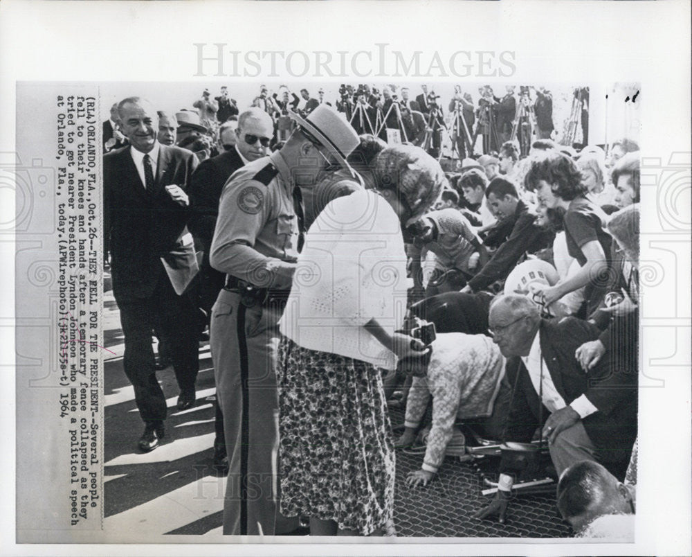 1964 Press Photo Pres Johnson after giving speech at Orlando Florida - Historic Images