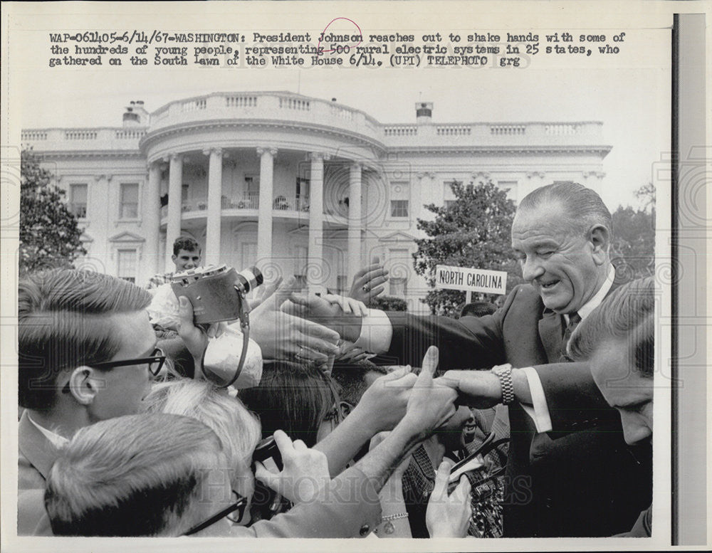 1967 Press Photo President Johnson Shakes hands with Young People White House - Historic Images